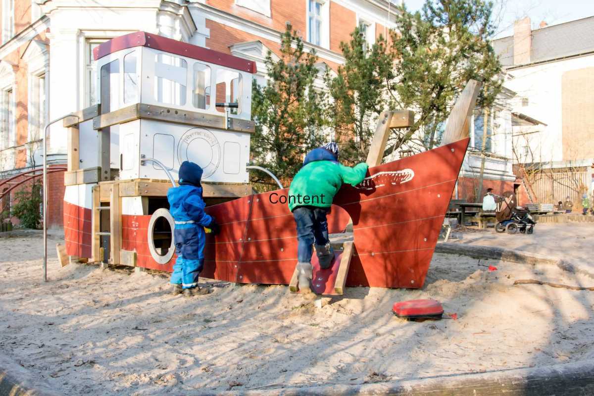 Kinder im Kinderkreisel beim gemeinsamen Spielen