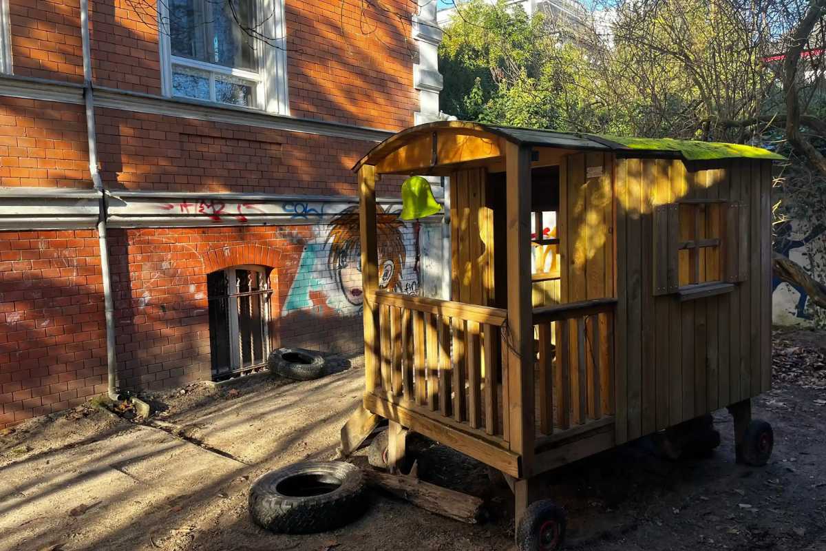 Garten mit Kletterschiff und Spielgeräten